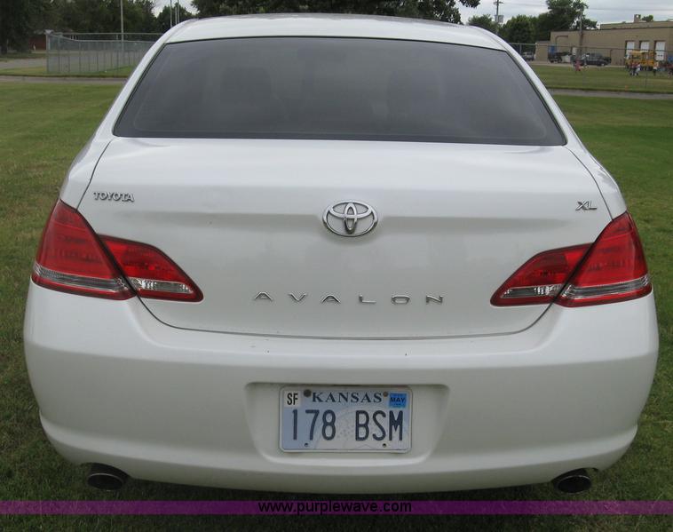 image for item E7892 2005 Toyota Avalon XL