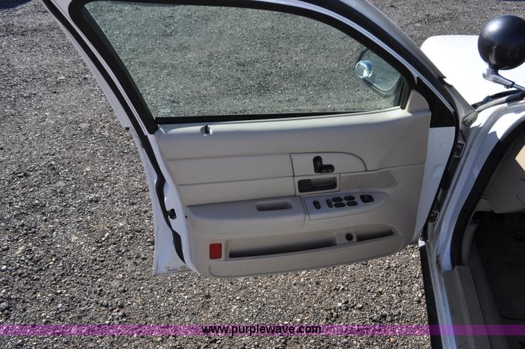 image for item F2078 2008 Ford Crown Victoria Police Interceptor