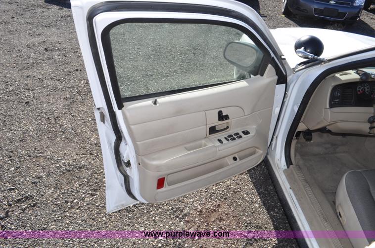 image for item F2082 2008 Ford Crown Victoria Police Interceptor