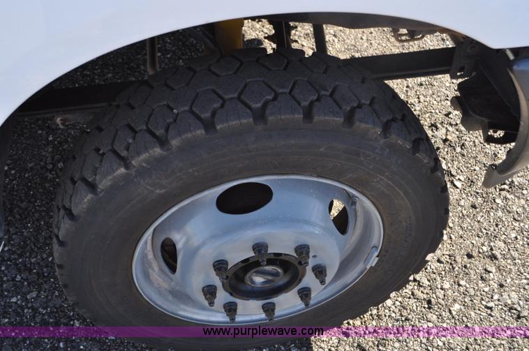 image for item F2085 2002 Ford F450 Super Duty truck cab and chassis