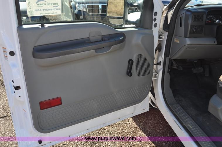 image for item F2085 2002 Ford F450 Super Duty truck cab and chassis
