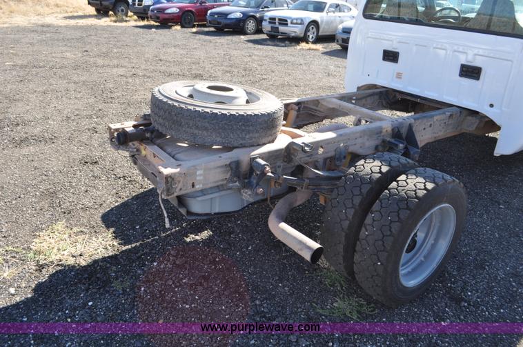 image for item F2085 2002 Ford F450 Super Duty truck cab and chassis