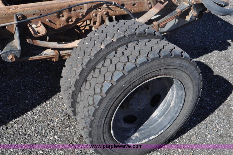 image for item F2086 2000 Ford F450 Super Duty truck cab and chassis