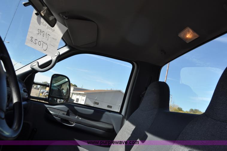 image for item F2086 2000 Ford F450 Super Duty truck cab and chassis