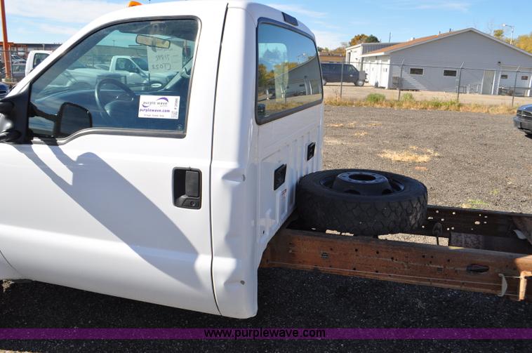 image for item F2086 2000 Ford F450 Super Duty truck cab and chassis