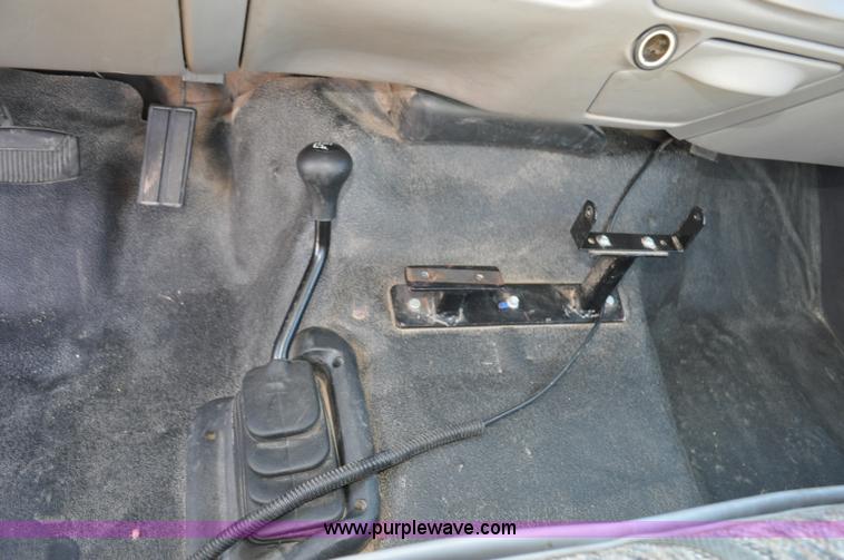 image for item F2087 1999 Ford F450 Super Duty XL truck cab and chassis