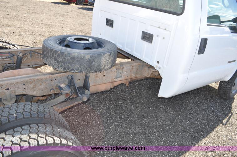 image for item F2087 1999 Ford F450 Super Duty XL truck cab and chassis