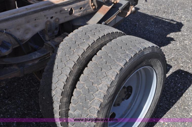 image for item F2088 2004 Ford F450 Super Duty XL truck cab and chassis