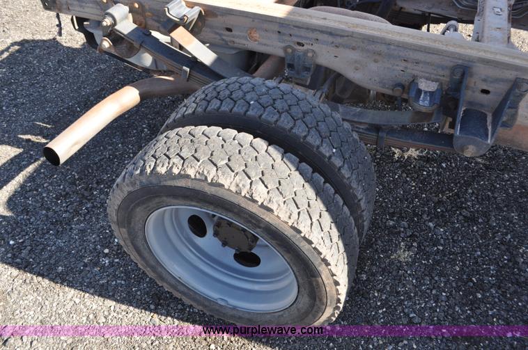 image for item F2088 2004 Ford F450 Super Duty XL truck cab and chassis