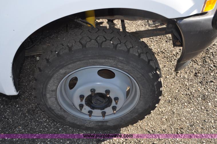 image for item F2088 2004 Ford F450 Super Duty XL truck cab and chassis