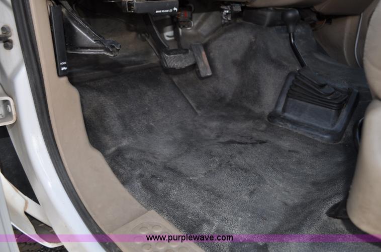 image for item F2088 2004 Ford F450 Super Duty XL truck cab and chassis