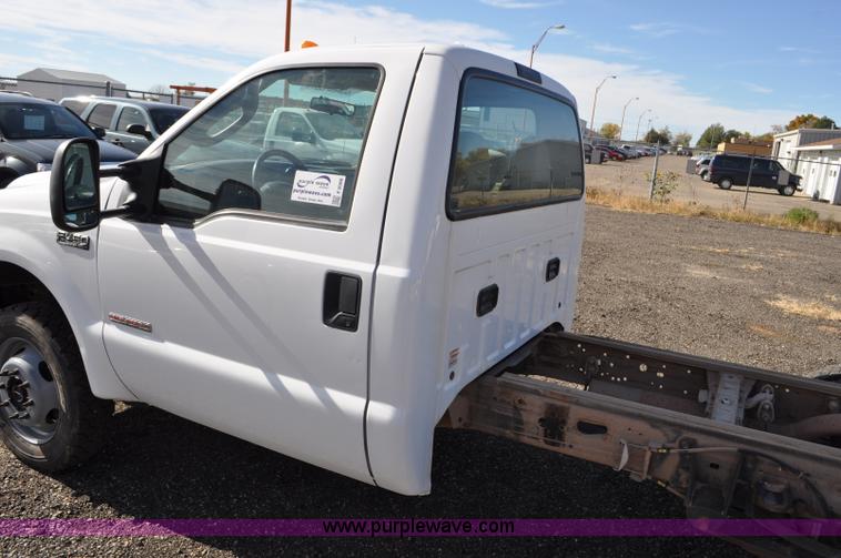 image for item F2088 2004 Ford F450 Super Duty XL truck cab and chassis