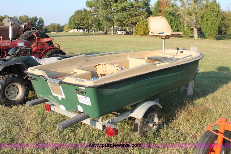 image for item H5562 2002 Sun Dolphin boat