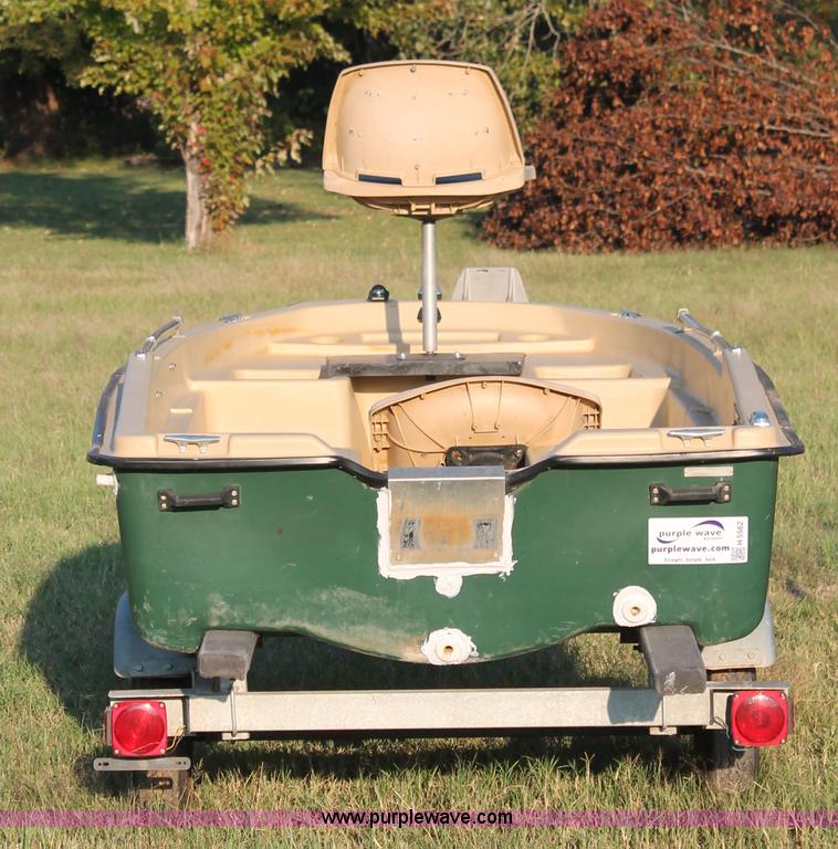 image for item H5562 2002 Sun Dolphin boat