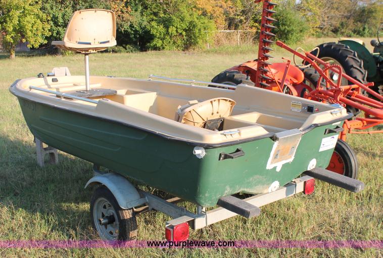 image for item H5562 2002 Sun Dolphin boat