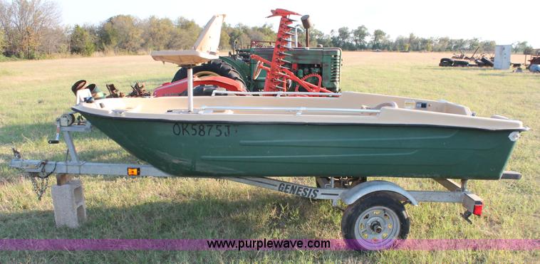 image for item H5562 2002 Sun Dolphin boat