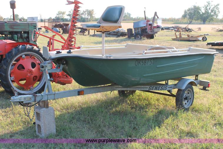 image for item H5562 2002 Sun Dolphin boat