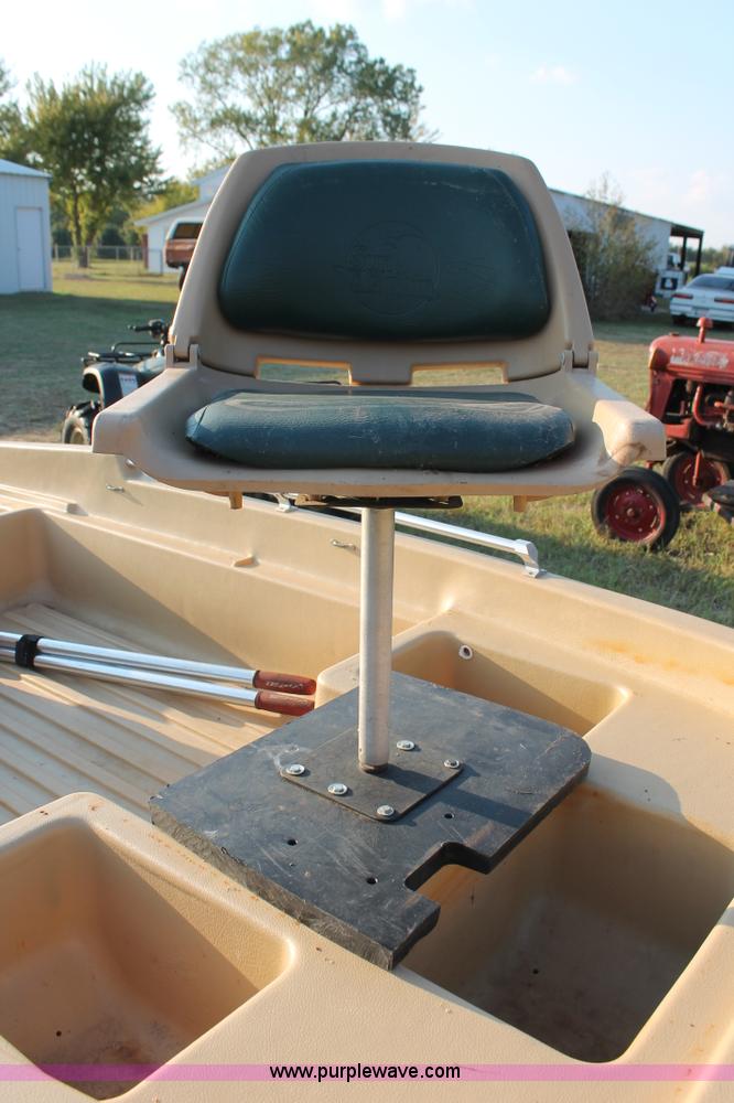 image for item H5562 2002 Sun Dolphin boat