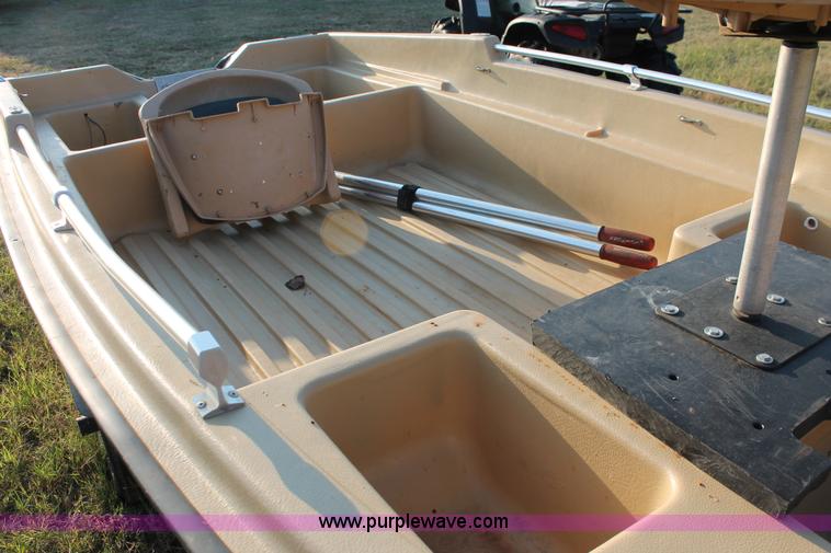 image for item H5562 2002 Sun Dolphin boat