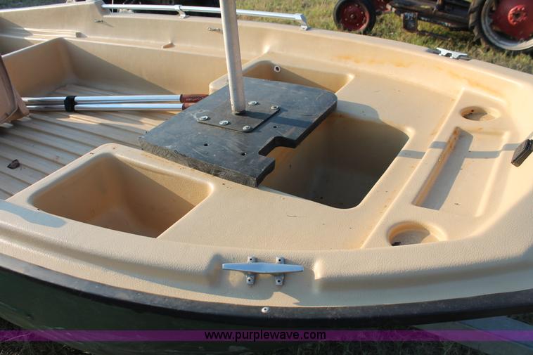 image for item H5562 2002 Sun Dolphin boat