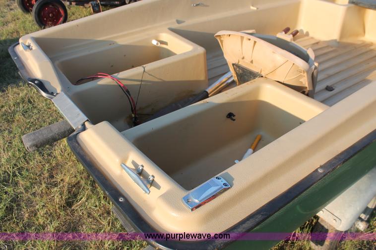 image for item H5562 2002 Sun Dolphin boat