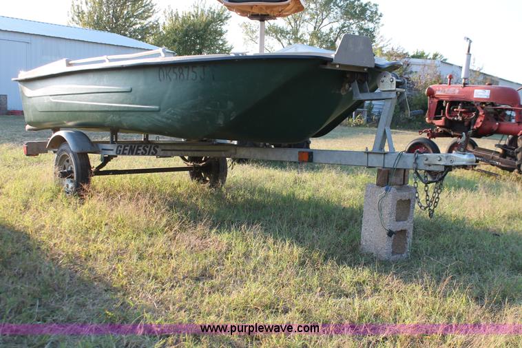 image for item H5562 2002 Sun Dolphin boat