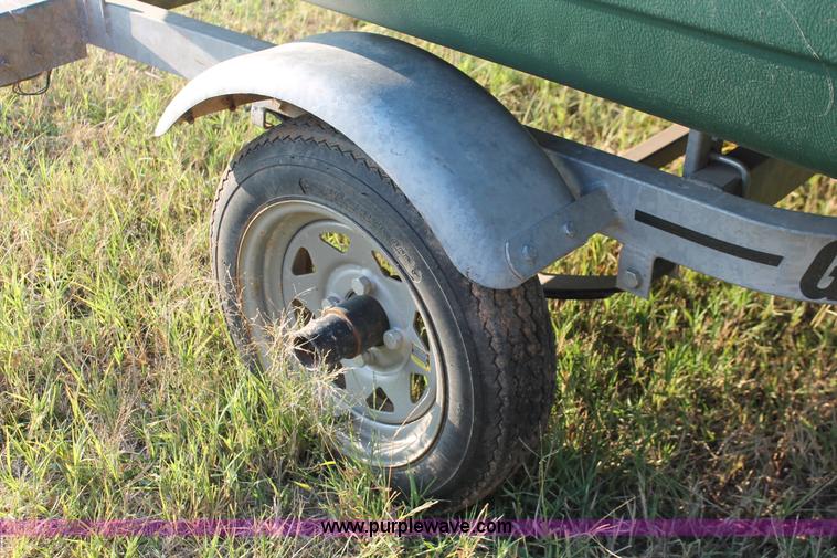 image for item H5562 2002 Sun Dolphin boat