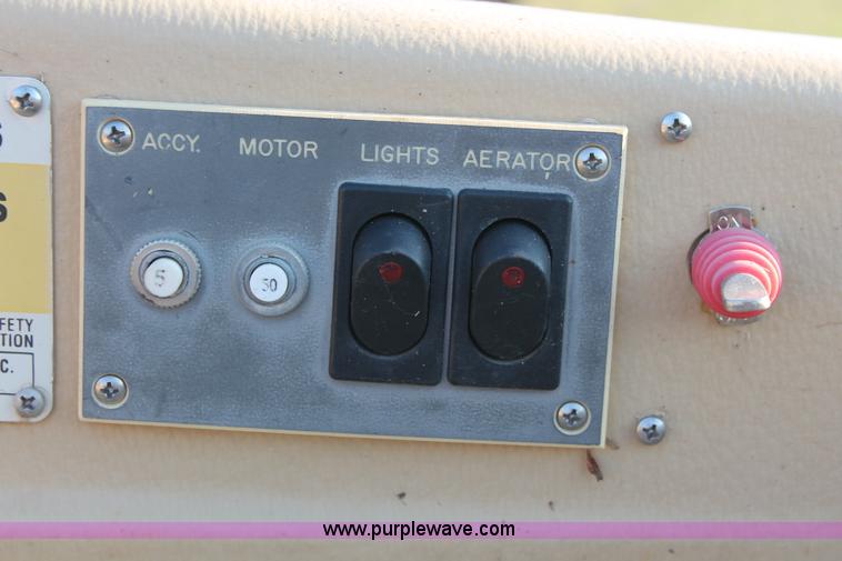 image for item H5562 2002 Sun Dolphin boat