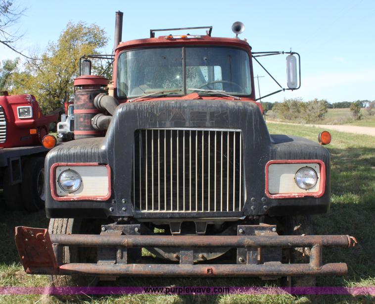 image for item H8820 1980 Mack semi truck