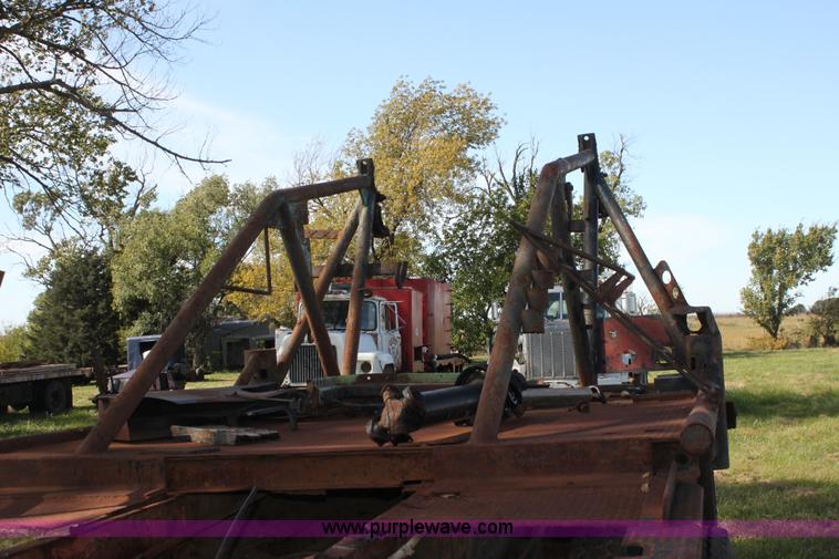 image for item H8820 1980 Mack semi truck