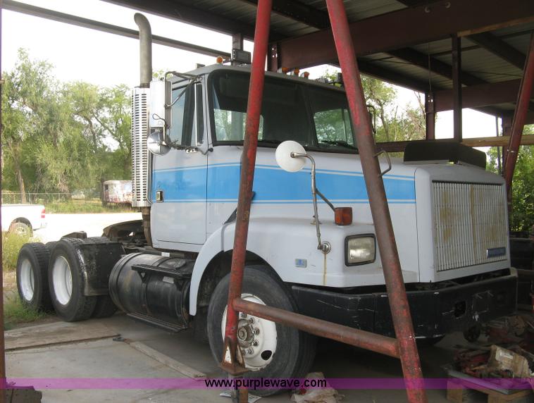 image for item H9494 1993 Volvo WG semi truck