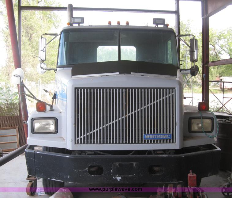 image for item H9494 1993 Volvo WG semi truck