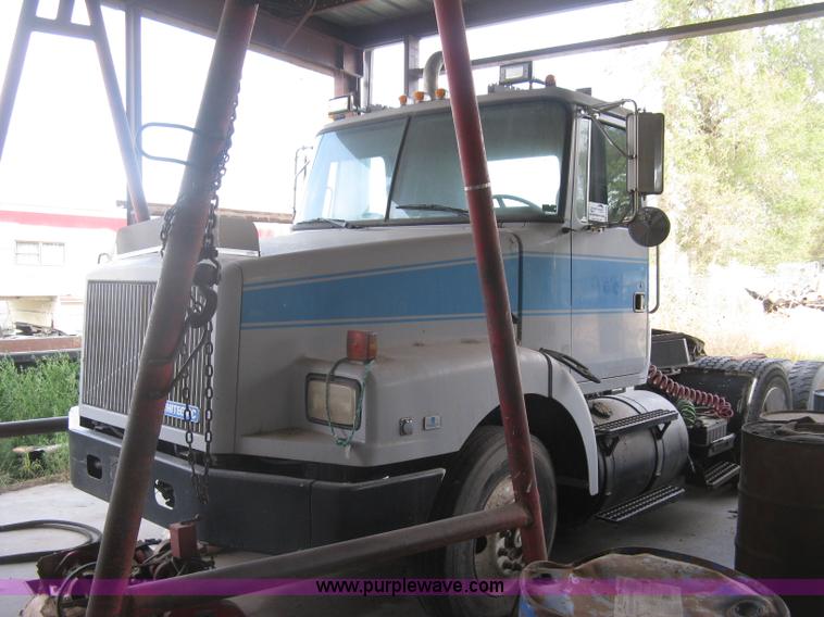 image for item H9494 1993 Volvo WG semi truck