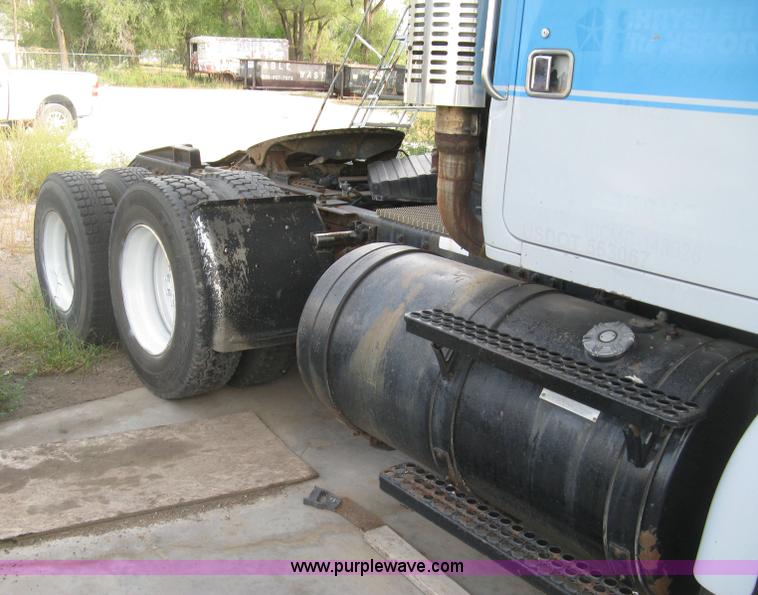 image for item H9494 1993 Volvo WG semi truck