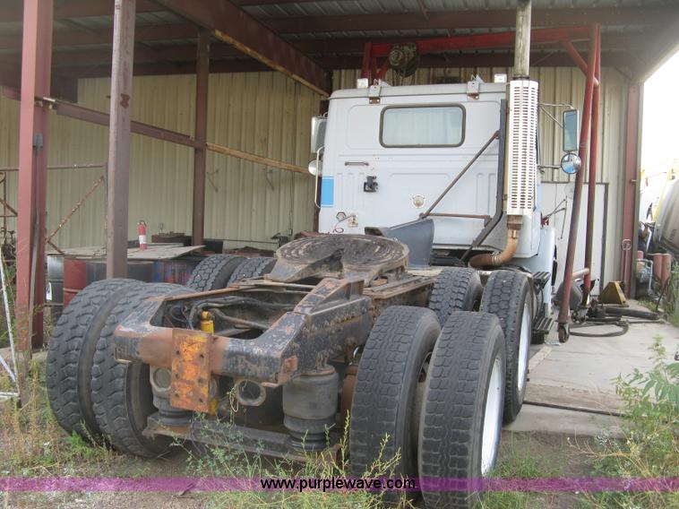 image for item H9494 1993 Volvo WG semi truck