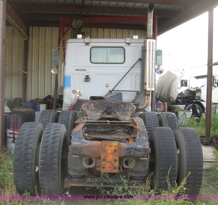 image for item H9494 1993 Volvo WG semi truck