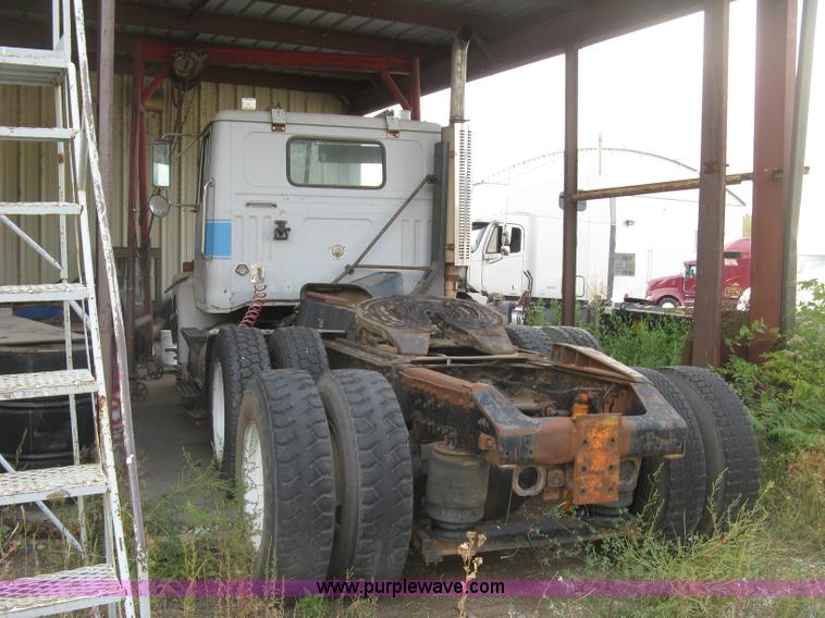 image for item H9494 1993 Volvo WG semi truck