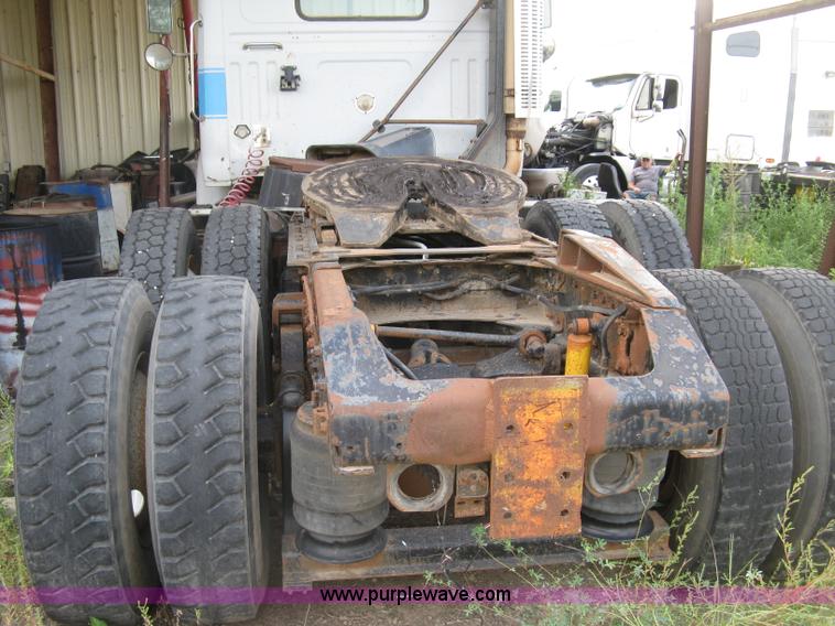 image for item H9494 1993 Volvo WG semi truck