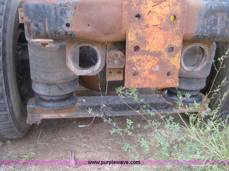 image for item H9494 1993 Volvo WG semi truck