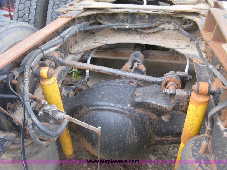 image for item H9494 1993 Volvo WG semi truck