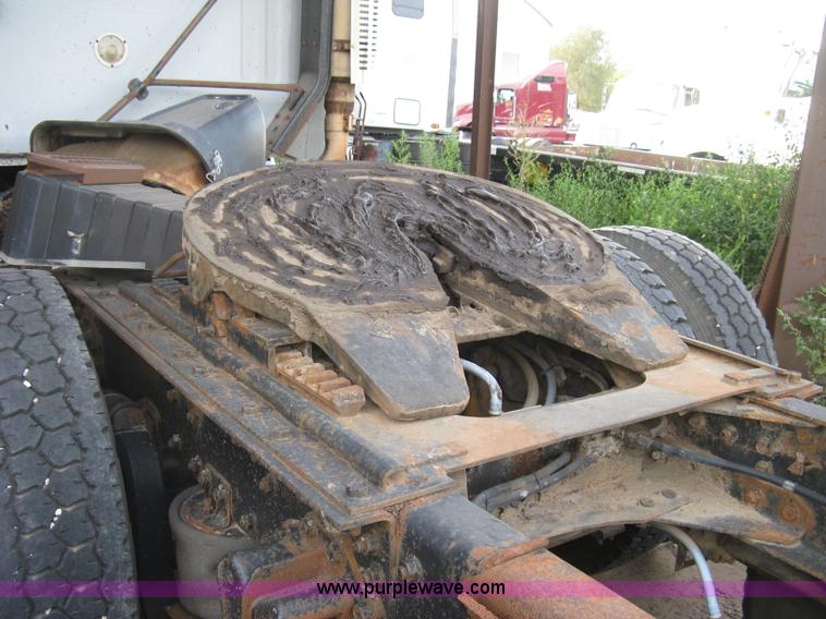 image for item H9494 1993 Volvo WG semi truck