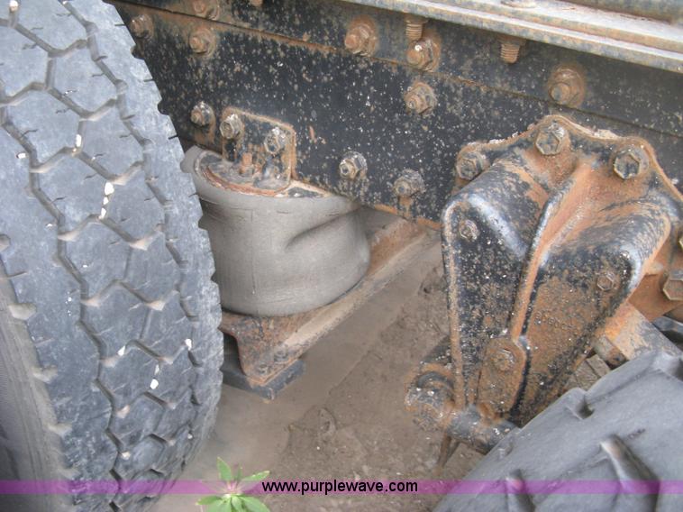 image for item H9494 1993 Volvo WG semi truck