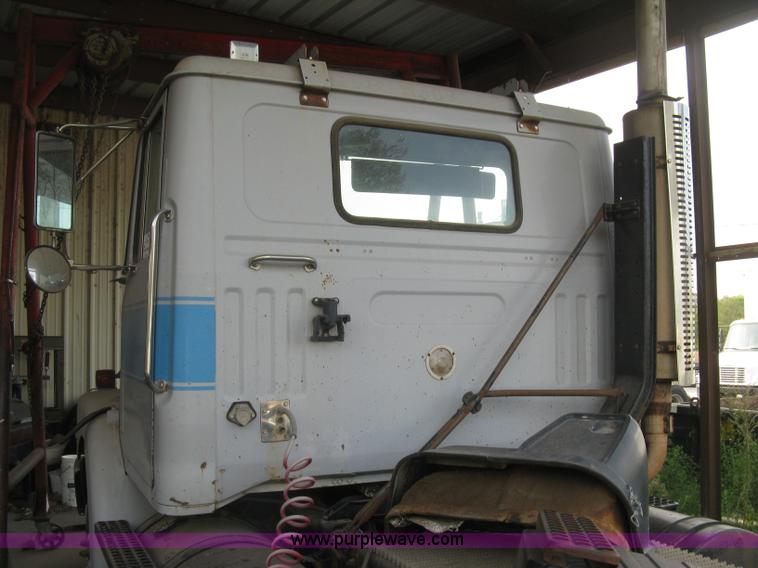 image for item H9494 1993 Volvo WG semi truck