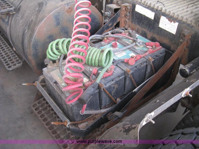 image for item H9494 1993 Volvo WG semi truck