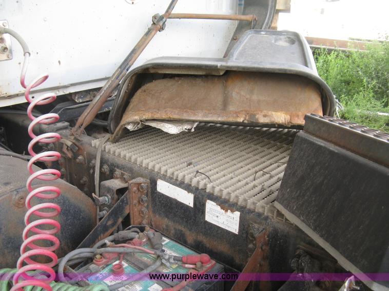 image for item H9494 1993 Volvo WG semi truck