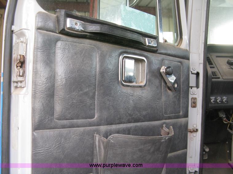 image for item H9494 1993 Volvo WG semi truck