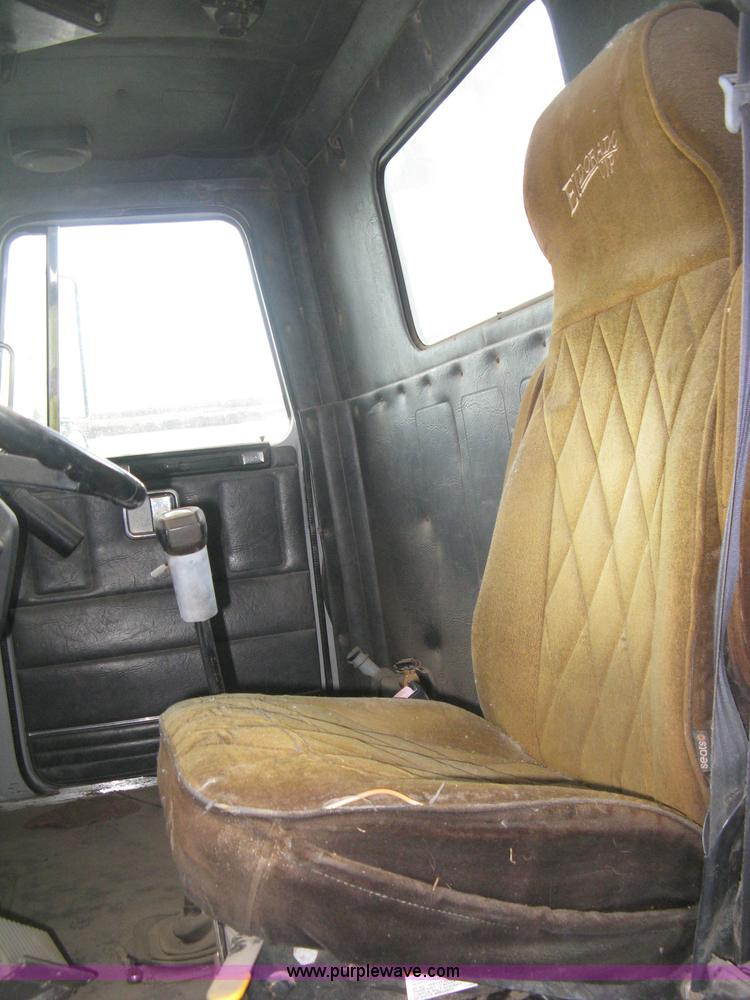 image for item H9494 1993 Volvo WG semi truck