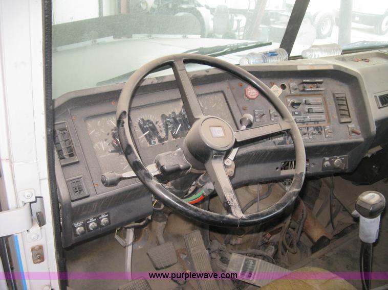 image for item H9494 1993 Volvo WG semi truck