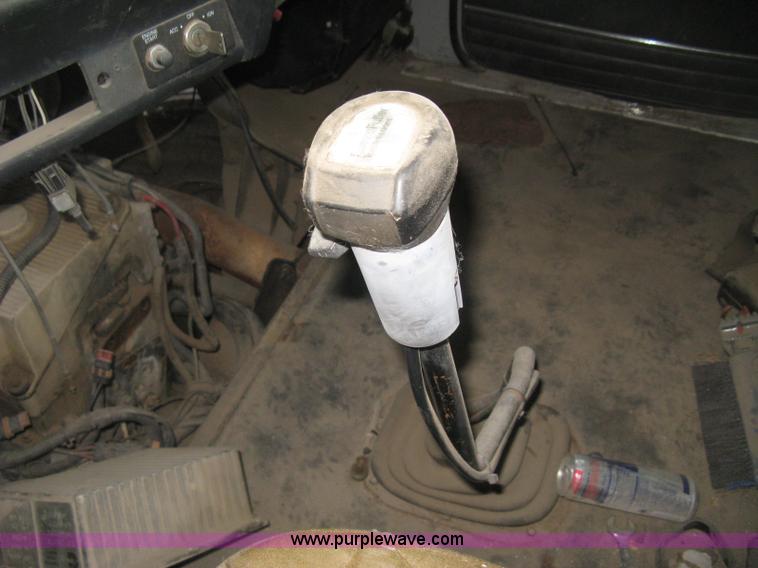 image for item H9494 1993 Volvo WG semi truck