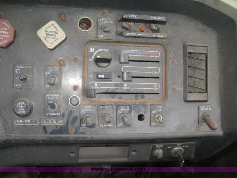 image for item H9494 1993 Volvo WG semi truck